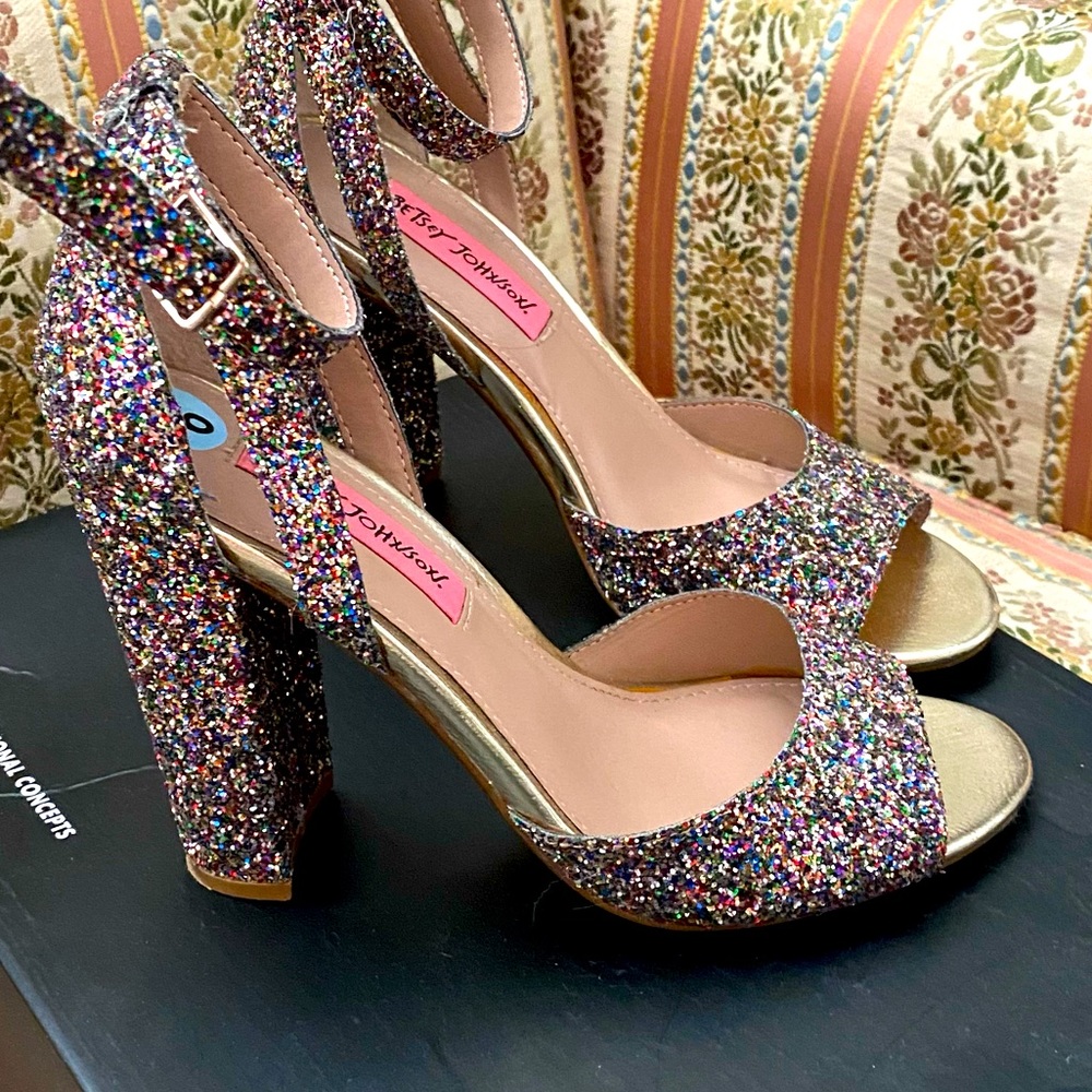 Beautiful shoes size 6 multi color.